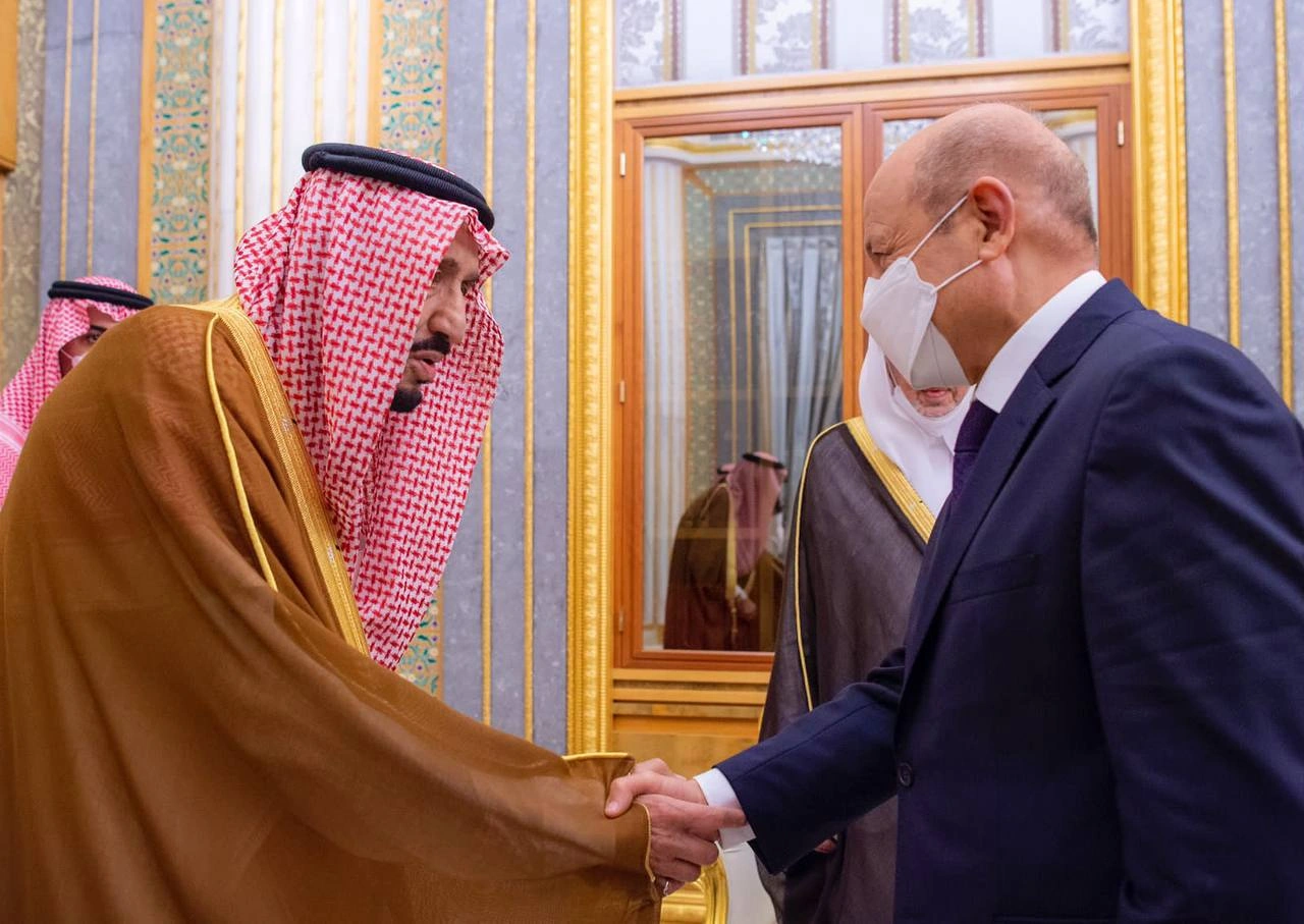 سيدي خادم الحرمين الشريفين يستقبل رئيس مجلس القيادة الرئاسي اليمني ونوابه - صورة 1