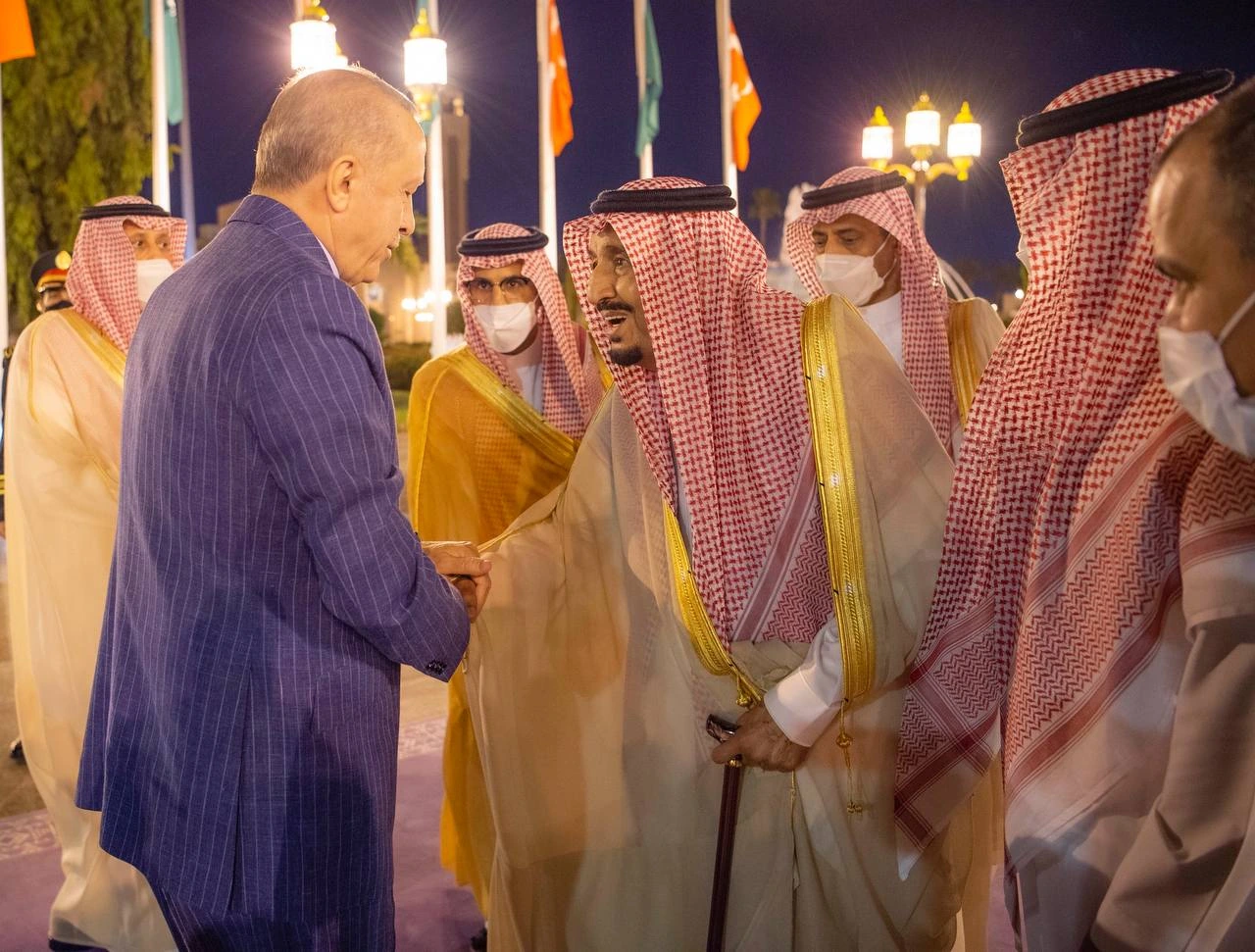سيدي خادم الحرمين الشريفين يستقبل فخامة رئيس جمهورية تركيا ويقيم مأدبة عشاء رسمية تكريما له - Photo 1