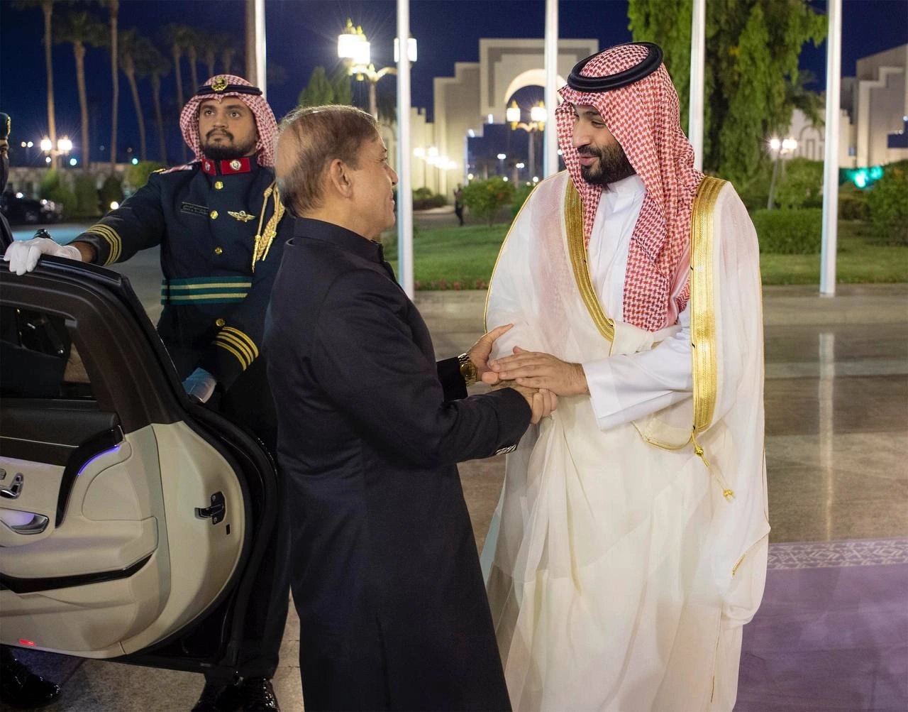 سمو سيدي ولي العهد يستقبل دولة رئيس وزراء باكستان في قصر السلام بجدة - Photo 1