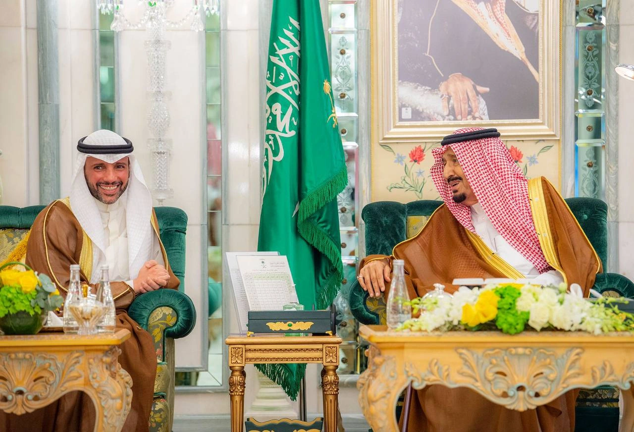 سيدي خادم الحرمين الشريفين يستقبل رئيس مجلس الأمة الكويتي وأصحاب الفضيلة المشايخ وأئمة المسجد الحرام - صورة 1