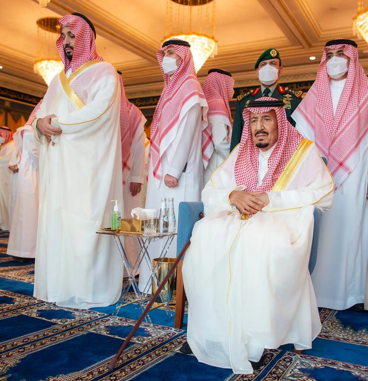 سيدي خادم الحرمين الشريفين يؤدي صلاة عيد الفطر المبارك مع جموع المصلين في المسجد الحرام - صورة 1