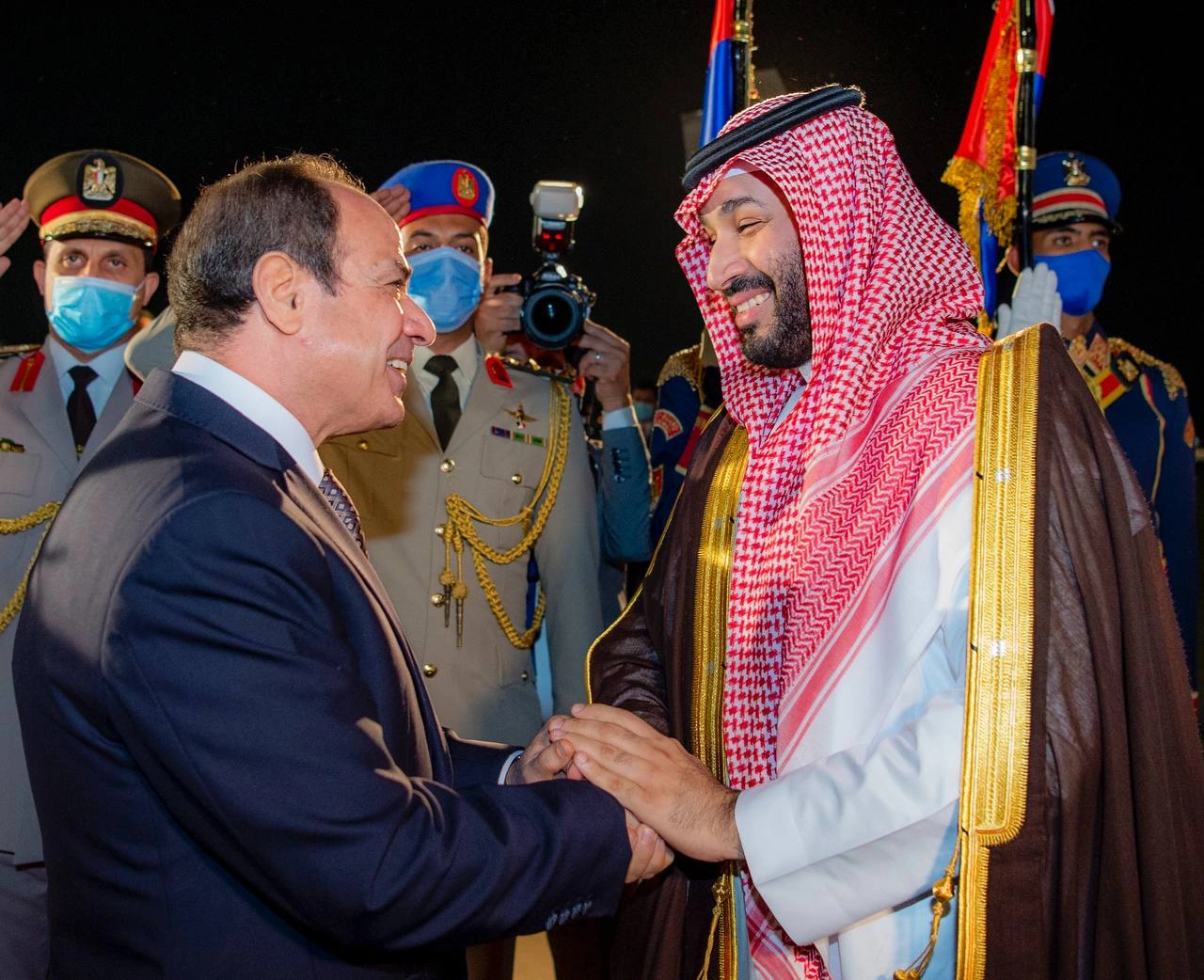 سمو سيدي ولي العهد يصل القاهرة وفخامة رئيس جمهورية مصر في استقباله - صورة 1