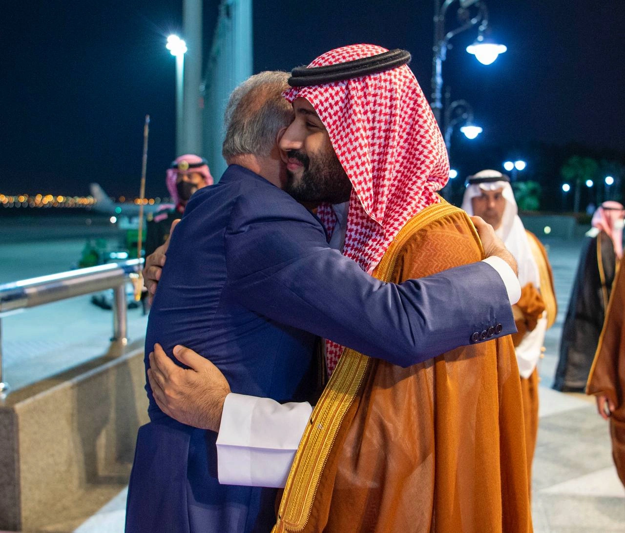 سمو سيدي ولي العهد في مقدمة مستقبلي دولة رئيس وزراء العراق لدى وصوله المملكة - Photo 1