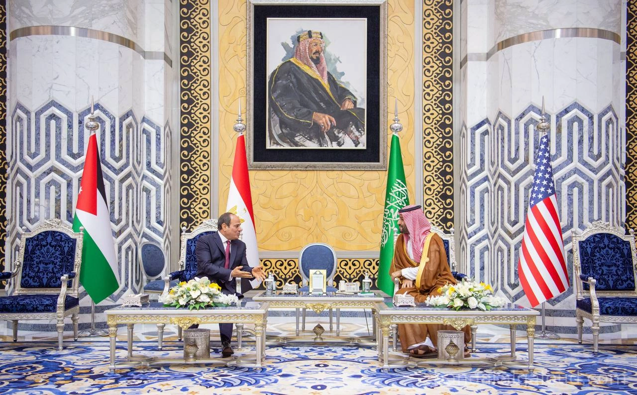 سمو سيدي ولي العهد يستقبل فخامة رئيس جمهورية مصر للمشاركة في قمة جدة - Photo 1