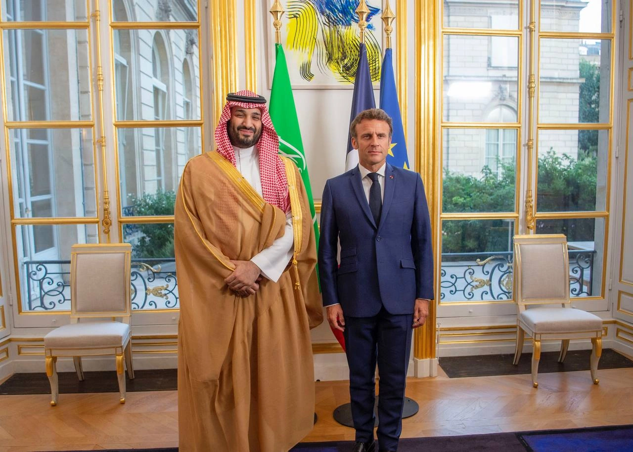 سمو سيدي ولي العهد يلتقي فخامة الرئيس الفرنسي ويعقدان اجتماعاً موسعاً بحضور وفدي البلدين - Photo 1