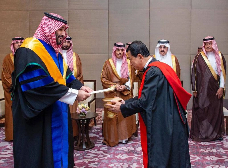 ولي العهد يتسلم شهادة الدكتوراه الفخرية من جامعة كاسيتسارت - Photo 1