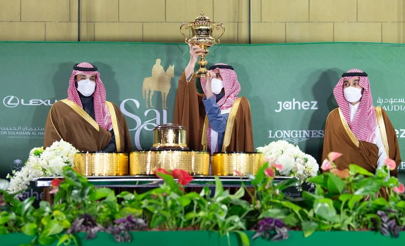 سمو سيدي ولي العهد يرعى حفل سباق كأس السعودية للخيل في نسخته الثالثة - صورة 10