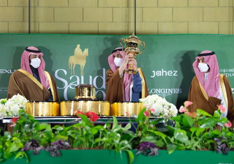 سمو سيدي ولي العهد يرعى حفل سباق كأس السعودية للخيل في نسخته الثالثة - صورة 12