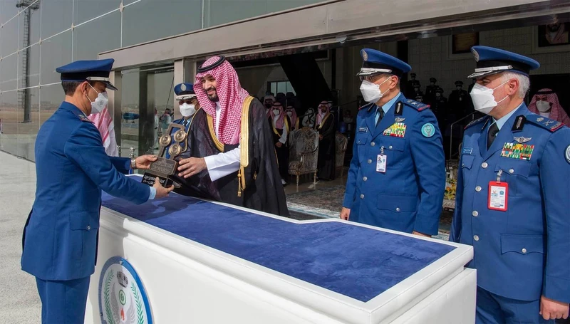 سمو سيدي ولي العهد يرعى حفل تخريج الدفعة 101 من طلبة كلية الملك فيصل الجوية - صورة 6