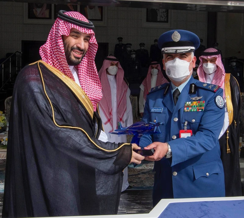 سمو سيدي ولي العهد يرعى حفل تخريج الدفعة 101 من طلبة كلية الملك فيصل الجوية - صورة 9