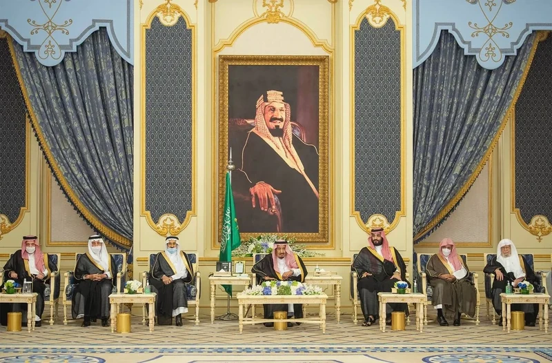 سيدي خادم الحرمين الشريفين يستقبل أصحاب السمو والفضيلة والمعالي وجمعاً من المواطنين - صورة 11