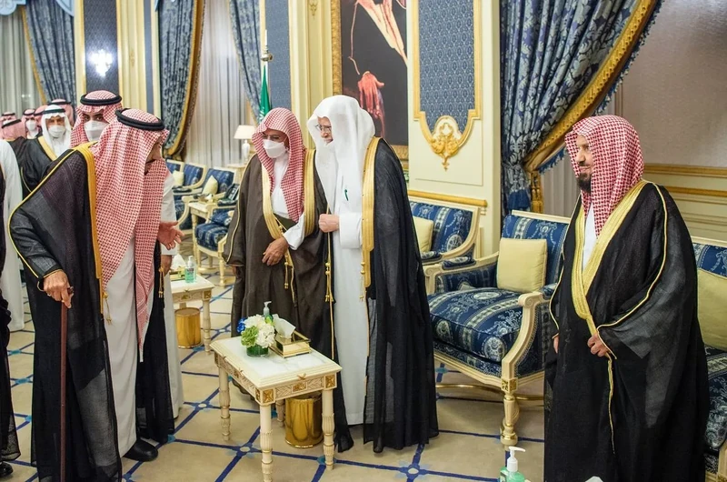 سيدي خادم الحرمين الشريفين يستقبل أصحاب السمو والفضيلة والمعالي وجمعاً من المواطنين - صورة 13