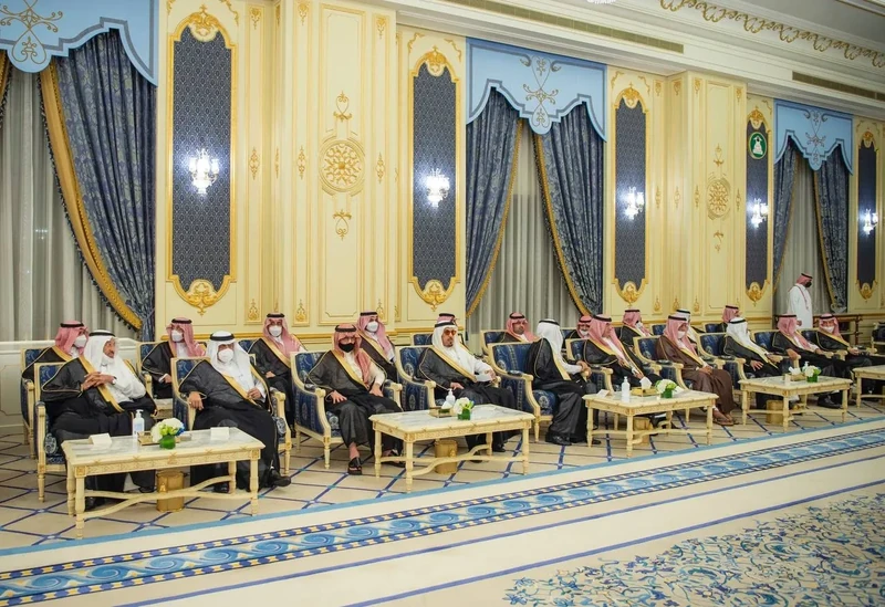 سيدي خادم الحرمين الشريفين يستقبل أصحاب السمو والفضيلة والمعالي وجمعاً من المواطنين - صورة 15