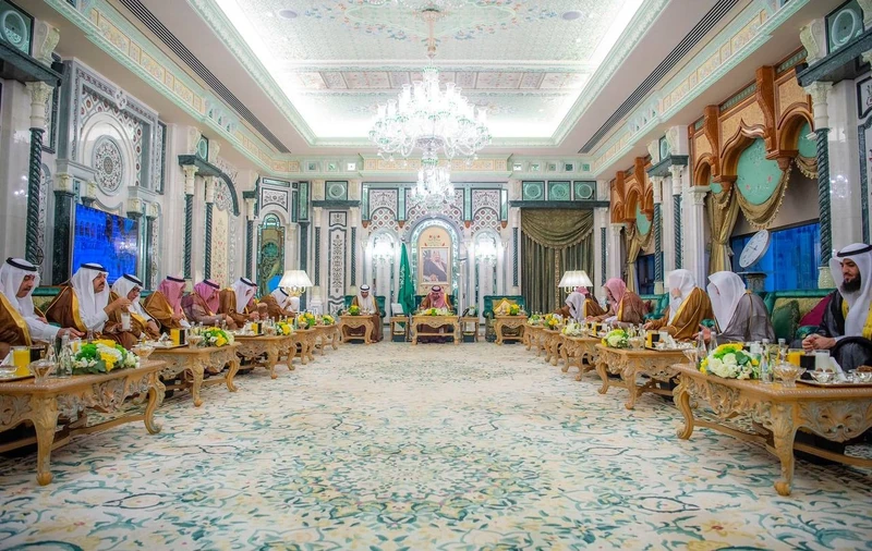 سيدي خادم الحرمين الشريفين يستقبل رئيس مجلس الأمة الكويتي وأصحاب الفضيلة المشايخ وأئمة المسجد الحرام - صورة 6