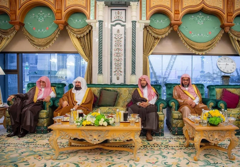 سيدي خادم الحرمين الشريفين يستقبل رئيس مجلس الأمة الكويتي وأصحاب الفضيلة المشايخ وأئمة المسجد الحرام - صورة 9