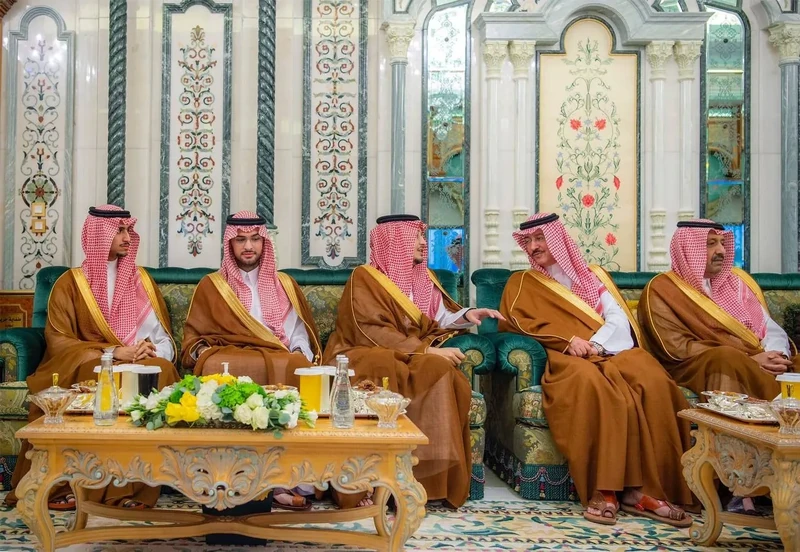 سيدي خادم الحرمين الشريفين يستقبل رئيس مجلس الأمة الكويتي وأصحاب الفضيلة المشايخ وأئمة المسجد الحرام - صورة 10