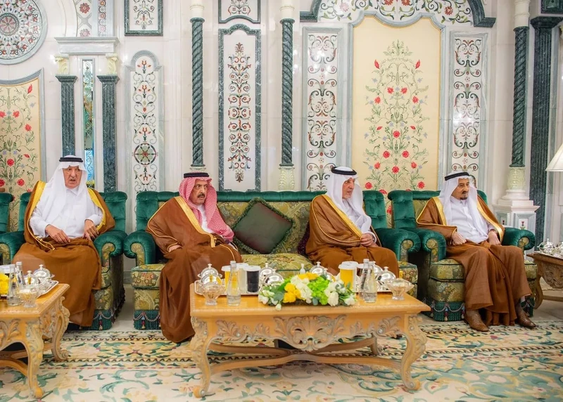 سيدي خادم الحرمين الشريفين يستقبل رئيس مجلس الأمة الكويتي وأصحاب الفضيلة المشايخ وأئمة المسجد الحرام - صورة 12
