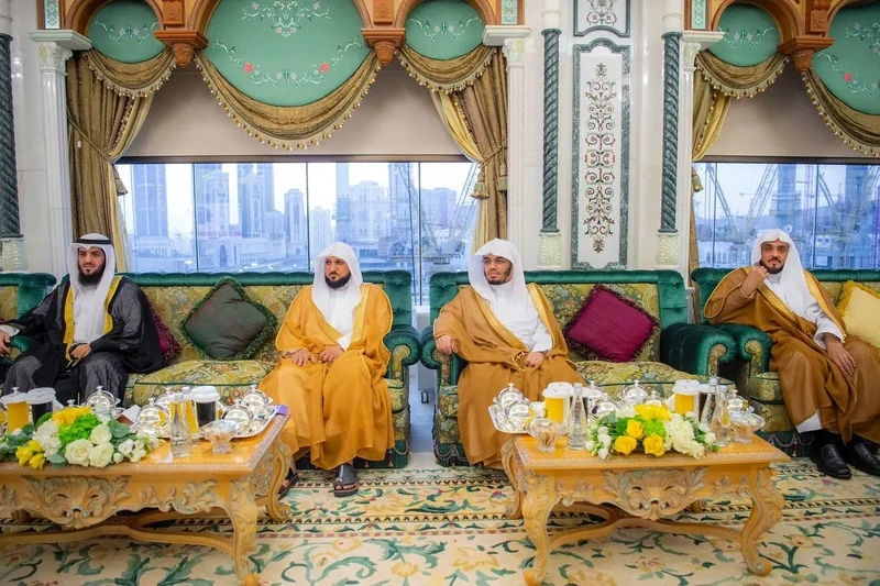 سيدي خادم الحرمين الشريفين يستقبل رئيس مجلس الأمة الكويتي وأصحاب الفضيلة المشايخ وأئمة المسجد الحرام - صورة 13