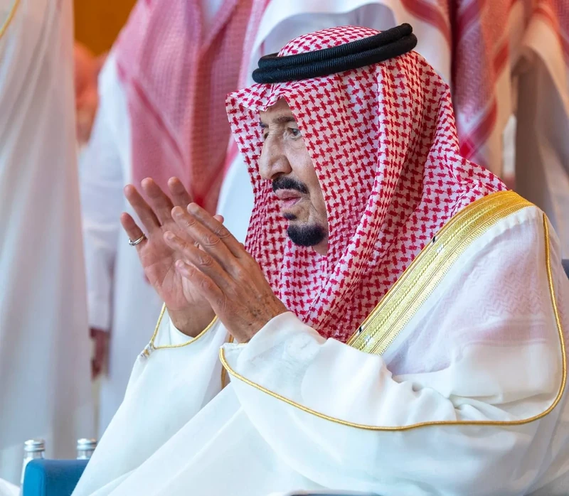 سيدي خادم الحرمين الشريفين يؤدي صلاة عيد الفطر المبارك مع جموع المصلين في المسجد الحرام - صورة 15