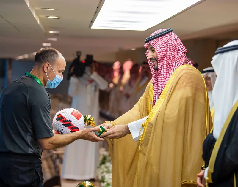 نيابة عن سيدي خادم الحرمين الشريفين.. سمو سيدي ولي العهد يتوج فريق الفيحاء بكأس خادم الحرمين الشريفين. - صورة 2