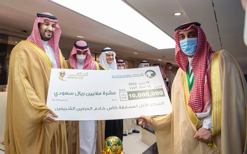 نيابة عن سيدي خادم الحرمين الشريفين.. سمو سيدي ولي العهد يتوج فريق الفيحاء بكأس خادم الحرمين الشريفين. - صورة 5