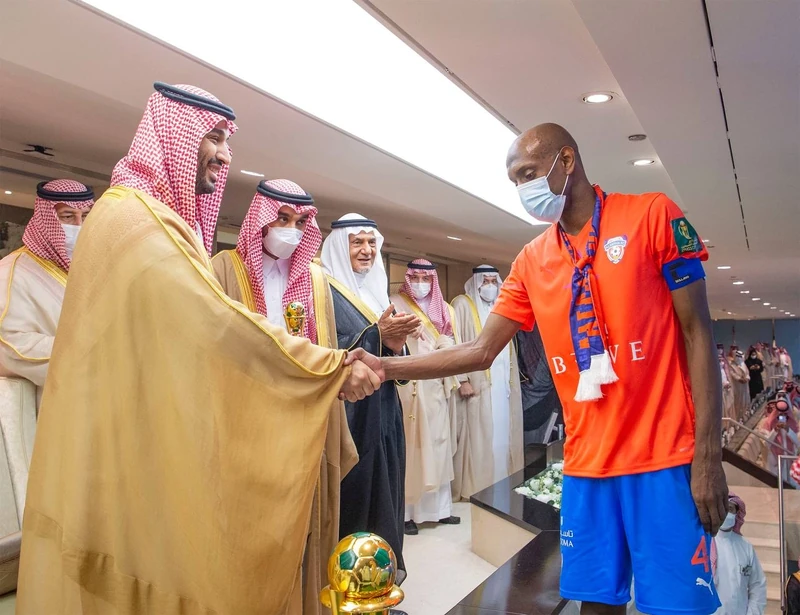نيابة عن سيدي خادم الحرمين الشريفين.. سمو سيدي ولي العهد يتوج فريق الفيحاء بكأس خادم الحرمين الشريفين. - صورة 6