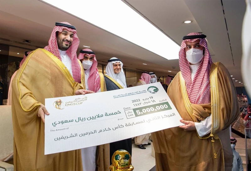 نيابة عن سيدي خادم الحرمين الشريفين.. سمو سيدي ولي العهد يتوج فريق الفيحاء بكأس خادم الحرمين الشريفين. - صورة 10