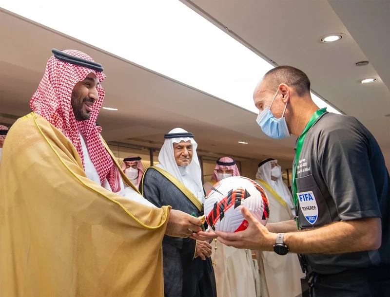 نيابة عن سيدي خادم الحرمين الشريفين.. سمو سيدي ولي العهد يتوج فريق الفيحاء بكأس خادم الحرمين الشريفين. - صورة 11