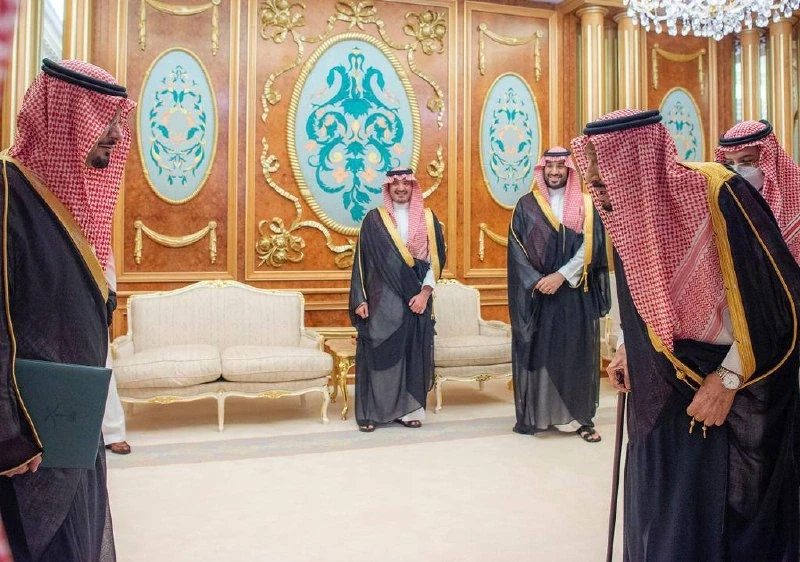 الأمير سعود بن عبدالرحمن بن ناصر يؤدي القسم أمام سيدي خادم الحرمين الشريفين وبحضور سمو سيدي ولي العهد - صورة 6