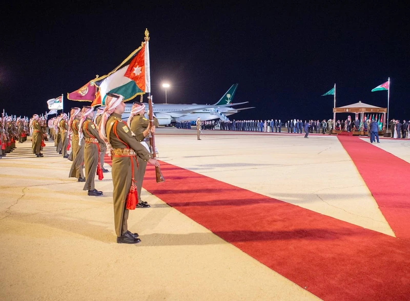 سمو سيدي ولي العهد يصل العاصمة عمّان وفي مقدمة مستقبليه جلالة ملك الأردن - صورة 9
