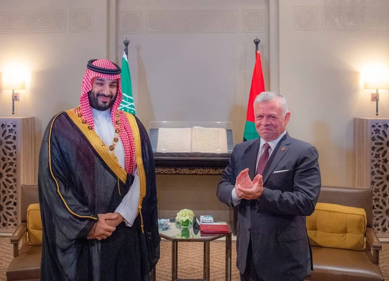 جلالة ملك الأردن يقدم لسمو سيدي ولي العهد قلادة الحسين بن علي - Photo 2
