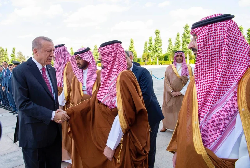 الرئيس التركي يقيم مراسم استقبال رسمية لسمو سيدي ولي العهد في العاصمة التركية أنقرة - صورة 14