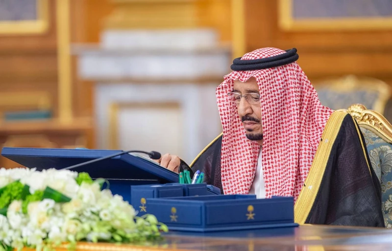 سيدي خادم الحرمين الشريفين يرأس جلسة مجلس الوزراء في قصر السلام بجدة - صورة 2