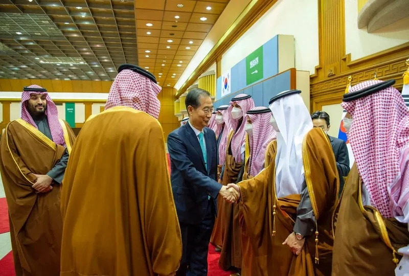 سمو سيدي ولي العهد يصل سيئول ودولة رئيس وزراء كوريا في مقدمة مستقبليه - صورة 15