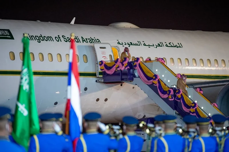 سمو سيدي ولي العهد يصل بانكوك ودولة رئيس الوزراء في مقدمة مستقبليه - صورة 11