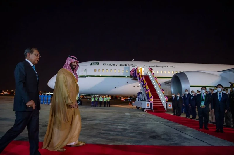 سمو سيدي ولي العهد يصل بانكوك ودولة رئيس الوزراء في مقدمة مستقبليه - صورة 14