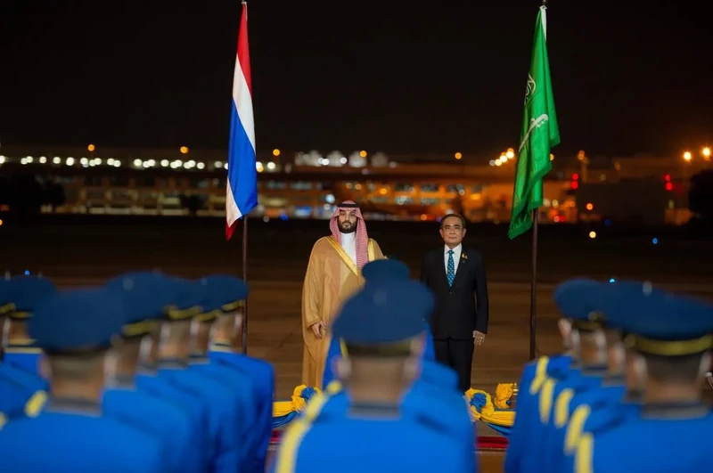 سمو سيدي ولي العهد يصل بانكوك ودولة رئيس الوزراء في مقدمة مستقبليه - صورة 17