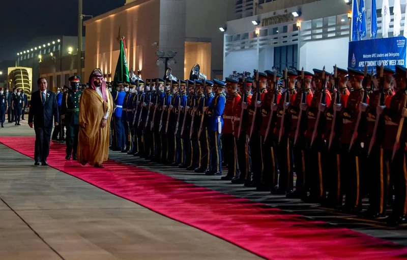 سمو سيدي ولي العهد يصل بانكوك ودولة رئيس الوزراء في مقدمة مستقبليه - صورة 19