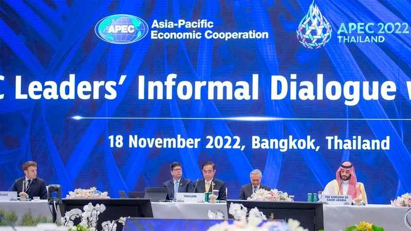 سمو سيدي ولي العهد يصل قمة منتدى التعاون الاقتصادي (APEC) في تايلند - صورة 7