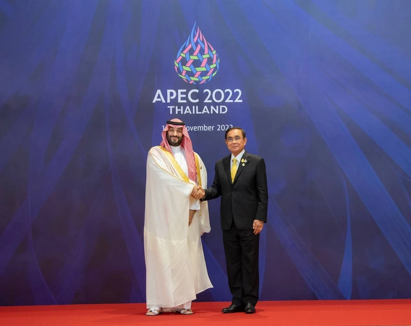 سمو سيدي ولي العهد يصل قمة منتدى التعاون الاقتصادي (APEC) في تايلند - صورة 3