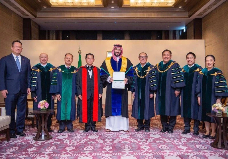 ولي العهد يتسلم شهادة الدكتوراه الفخرية من جامعة كاسيتسارت - Photo 2