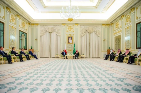 سمو سيدي ولي العهد يستقبل دولة رئيس الوزراء البولندي