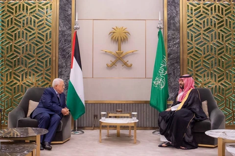 سمو سيدي ولي العهد ورئيس دولة فلسطين يستعرضان مستجدات الأوضاع بجدة