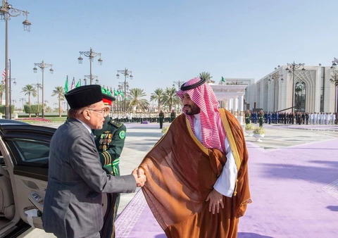 يستقبل في قصر اليمامة بالرياض، دولة رئيس وزراء ماليزيا، ويقيم مراسم استقبال رسمية لدولته