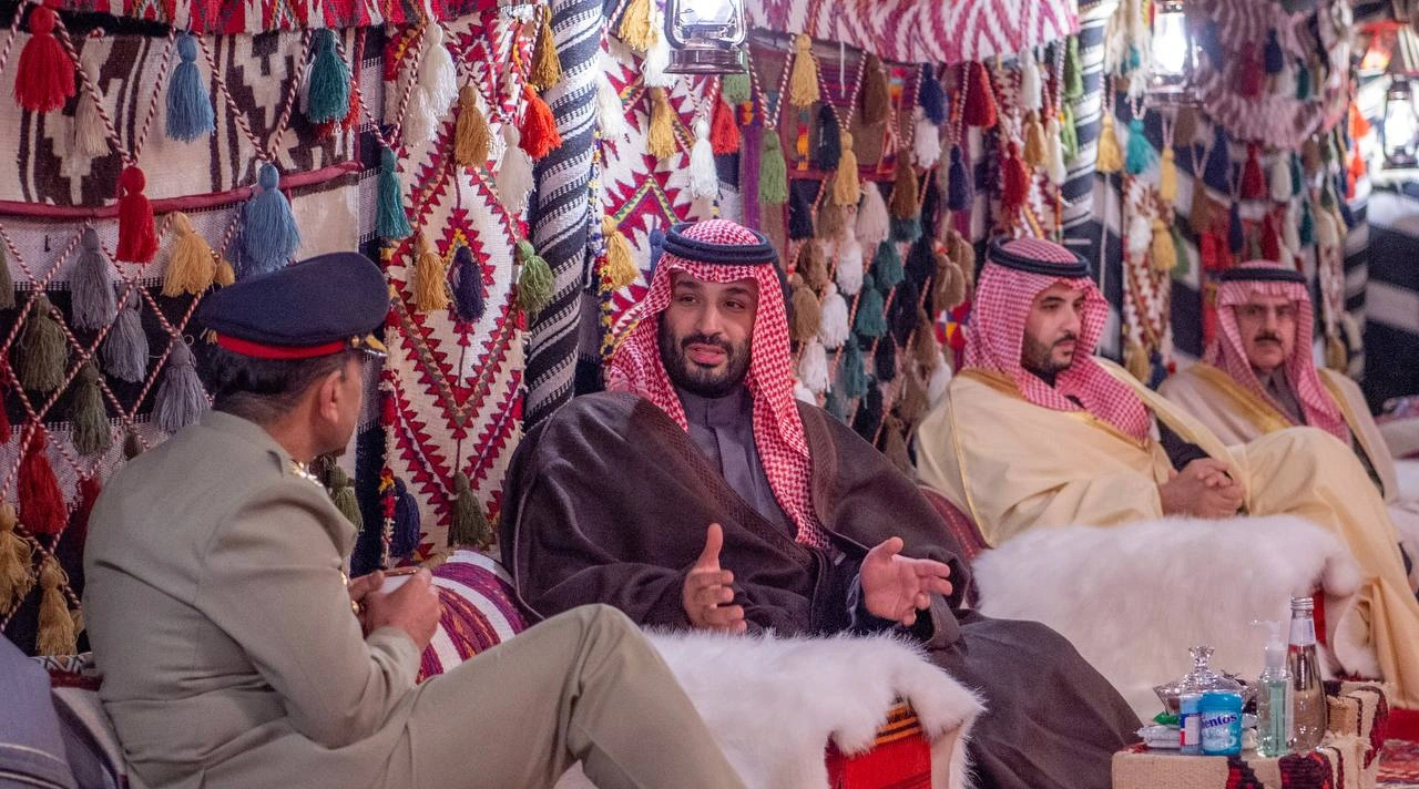 سمو سيدي ولي العهد وقائد الجيش الباكستاني يستعرضان العلاقات الثنائية وتطويرها - Photo 1