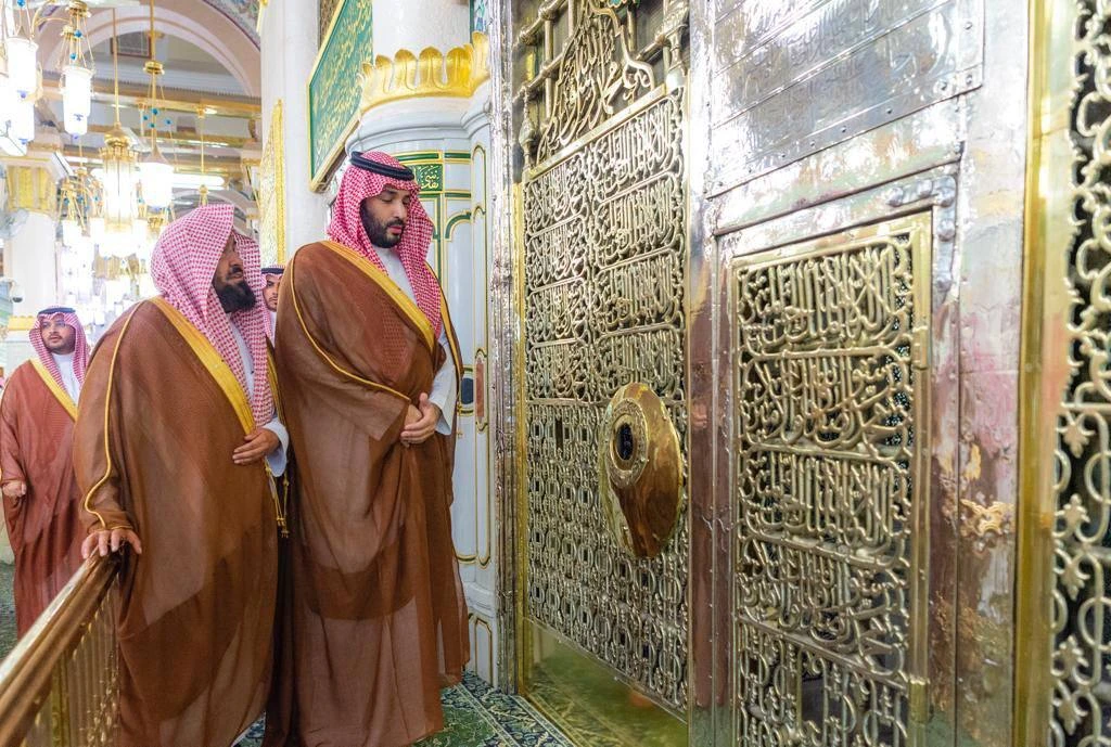 سمو سيدي ولي العهد يزور المسجد النبوي ويؤدي الصلاة بالروضة الشريفة - صورة 1