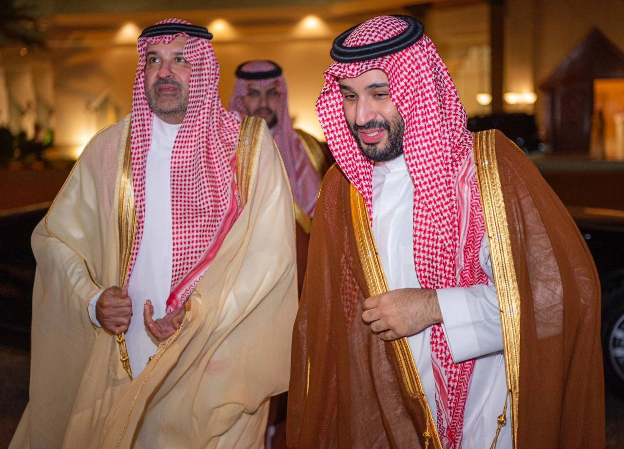 سمو سيدي ولي العهد يغادر المدينة المنورة وسمو أمير المنطقة ونائبه في وداعه - Photo 1