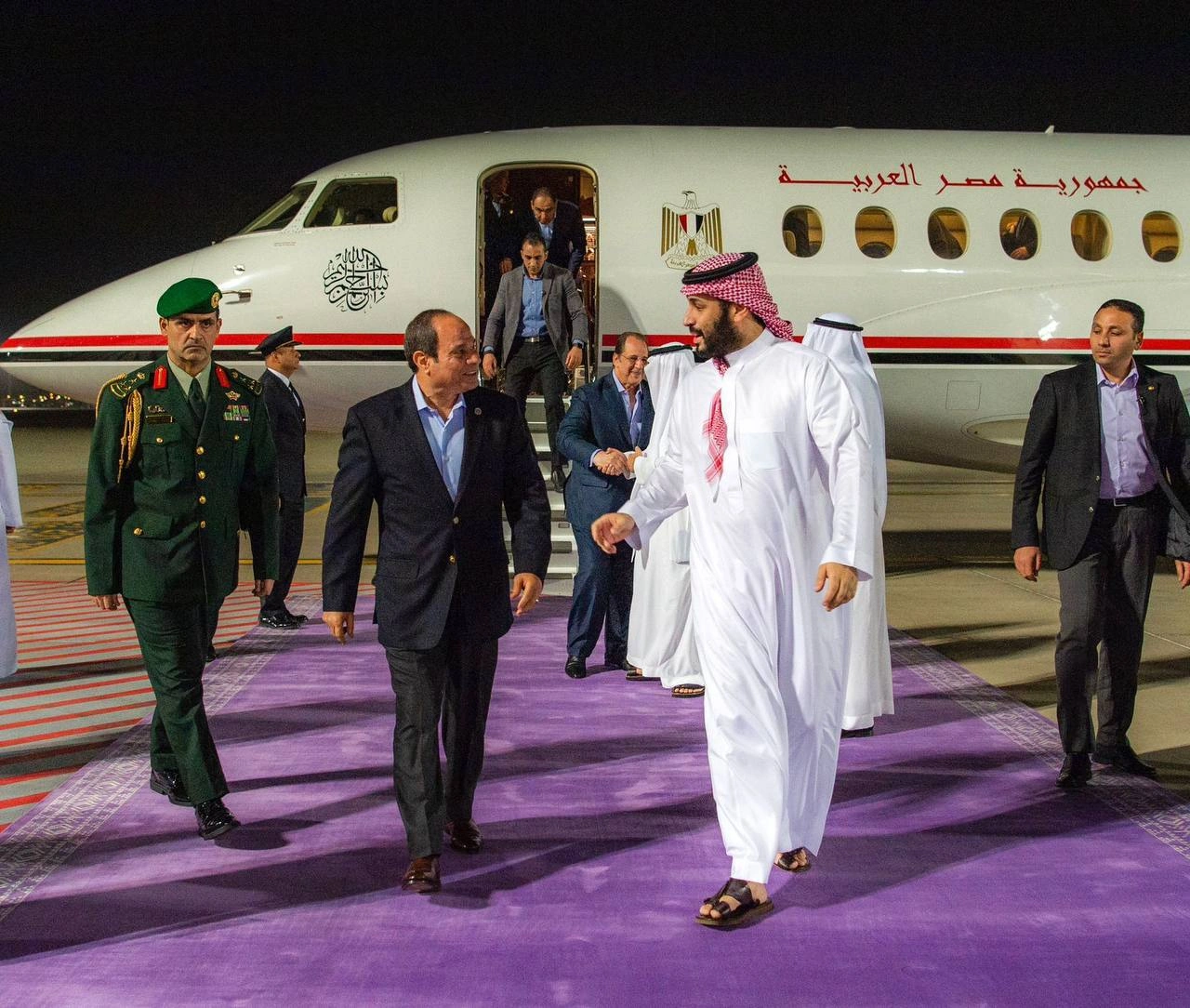 سمو سيدي ولي العهد يستقبل فخامة رئيس جمهورية مصر لدى وصوله جدة - Photo 1