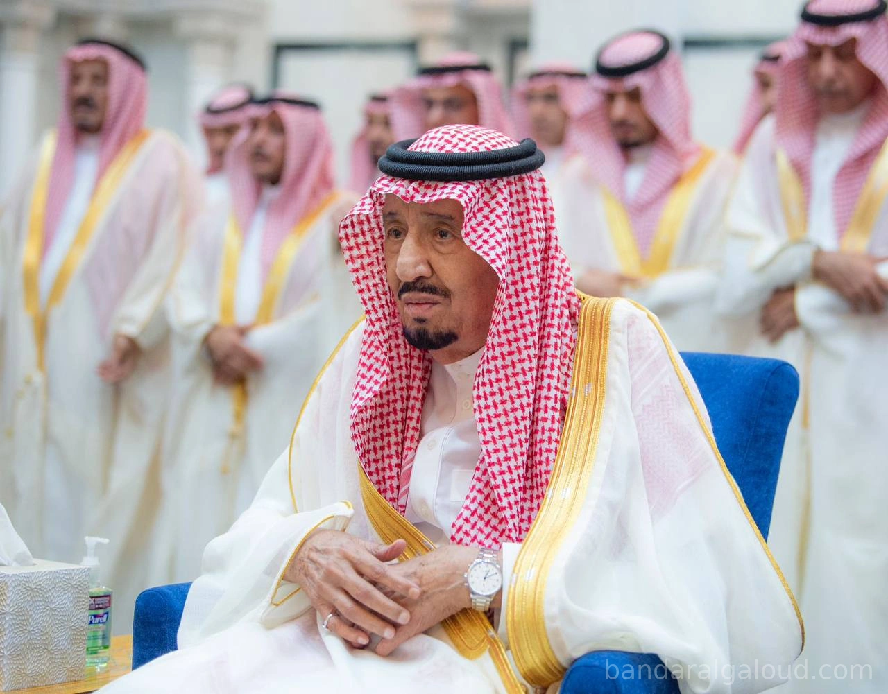 سيدي خادم الحرمين الشريفين يؤدي صلاة عيد الفطر المبارك في قصر السلام بجدة - Photo 1
