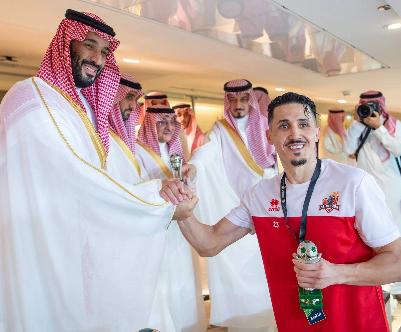 سمو سيدي ولي العهد يحضر المباراة النهائية على كأس خادم الحرمين الشريفين بجدة - صورة 1